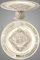 Дискос с поддискосником ручная гравировка, чеканка / ф220мм-рюмочка 0, 5л / серебро (УИН) Дискос с поддискосником ручная гравировка, чеканка / ф220мм-рюмочка 0, 5л / серебро (УИН)