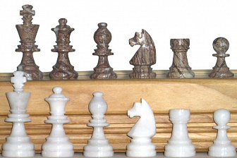 Шахматы каменные Американские, основа из черешни, фигуры из оникса и мрамора, 43х43 см (высота короля 3,50")